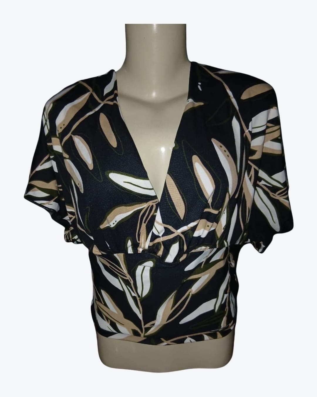 Cropped com manga borboleta e amarração frontal em malha estampada